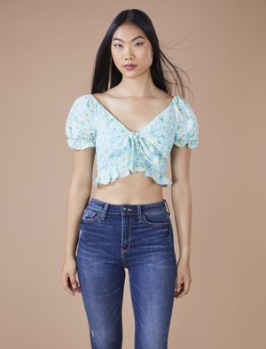 Crop Top con Nudo y Volantes Floral