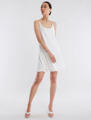 Vestido Corto Bordado Suizo con Falda Plisada