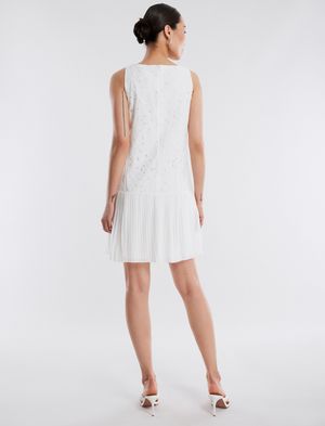 Vestido Corto Bordado Suizo con Falda Plisada